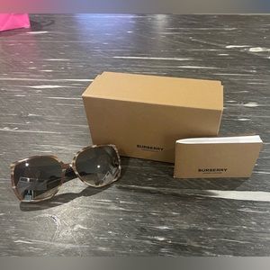 Burberry knight sunglasses. Spectacular stylish look for any time